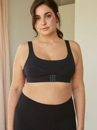 Brassière posturale ALIGN noire portée, autre morphologie